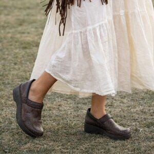 Safe T Step Gretchen Brown Tooled Leather Clogs Comfort Slip-On Shoes Size 8
